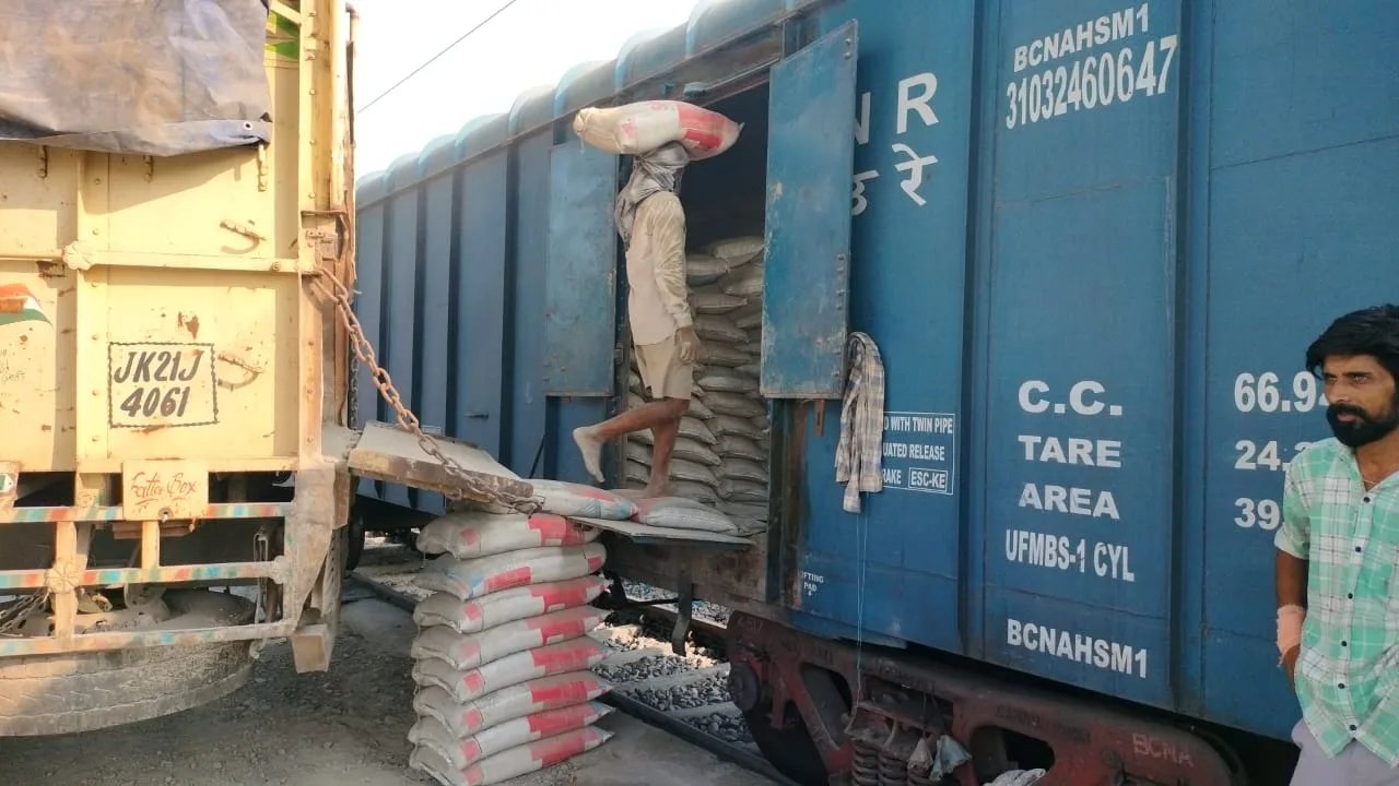 जम्मू मंडल के शहीद कैप्टन सुनील कुमार चौधरी कठुआ रेलवे स्टेशन से अनंतनाग गुड्स शेड के लिए सीमेंट की सफल लोडिंग
