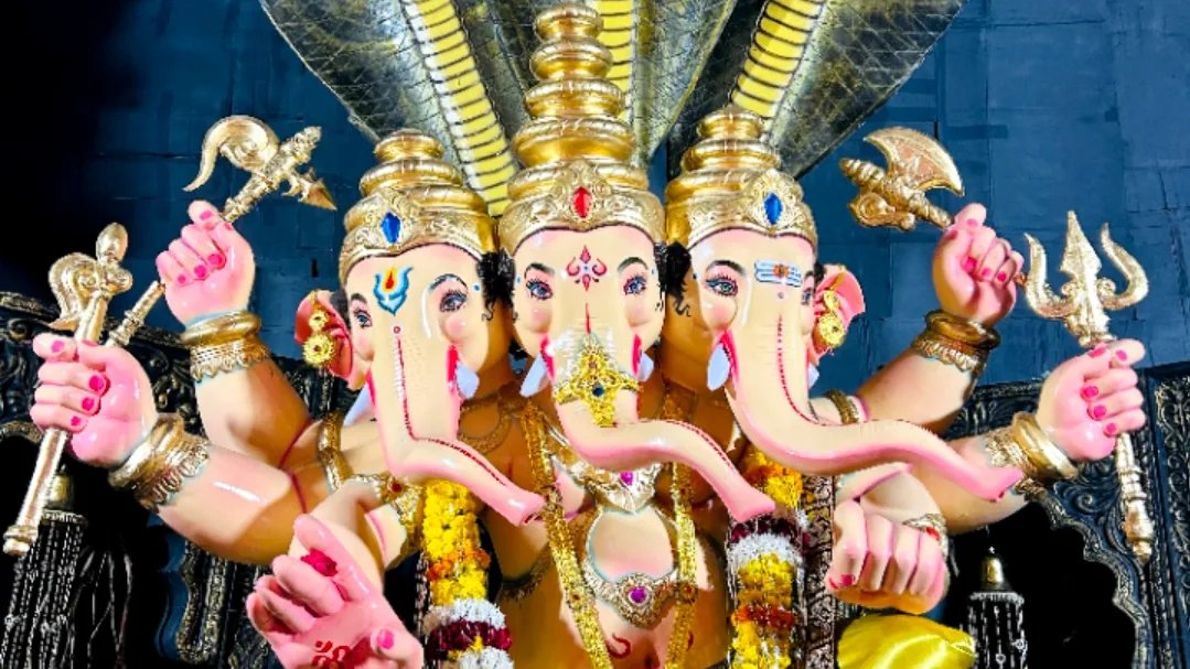 ब्रह्मा-विष्णु-महेश के अद्भुत त्रिमूर्ति अवतार में विराजे उदयपुर के मन्नत वाले राजा