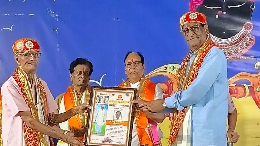 साहित्य मंडल ने वरिष्ठ पत्रकार विष्णु शर्मा हितैषी को किया सम्मानित