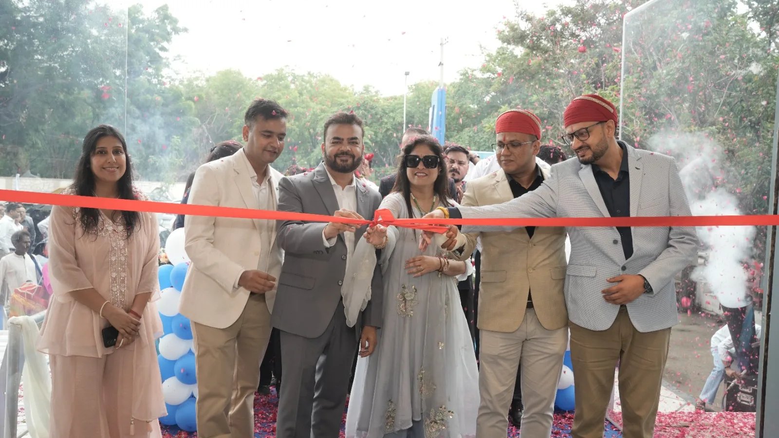 उदयपुर में इलेक्ट्रिक कारों की नई रफ्तार, विनफास्ट के भव्य शोरूम का शुभारंभ