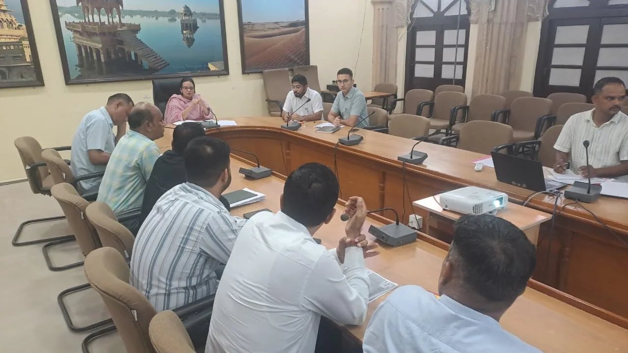 विकसित भारत जनसेवा अभियान की तैयारियों को लेकर जिला कलक्टर ने की समीक्ष