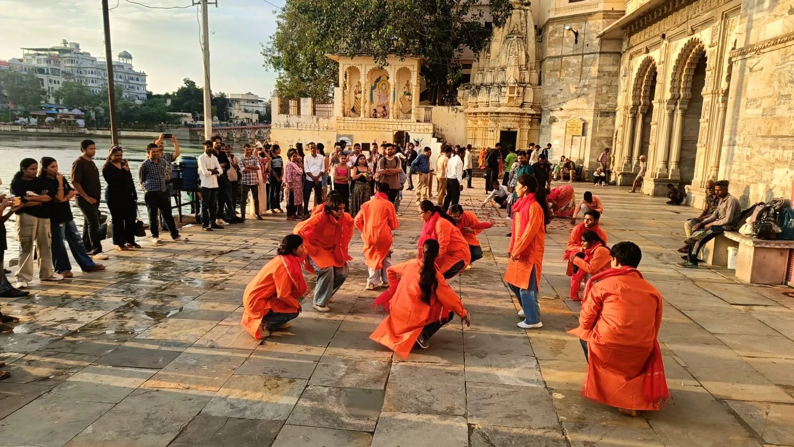 गणगौर घाट पर गूंजी दिवेर विजय की गाथा —शौर्यपूर्ण नुक्कड़ नाटक का भव्य मंचन
