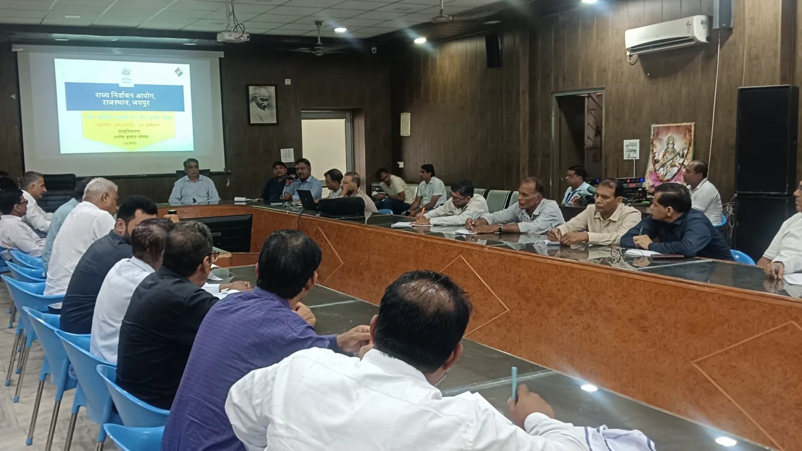 अध्यक्ष, उपाध्यक्ष निर्वाचन के लिये मतदान दल को दिया प्रशिक्षण