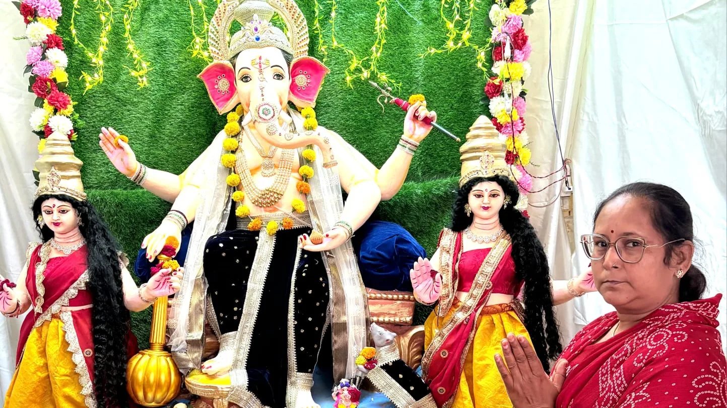 मेहनत की कमाई से भक्ति का श्रृंगार: सिलाई व खाना बनाकर जुटाए पैसों से रीना 13 वर्षों से कर रहीं गणेश उत्सव भव्य आयोजन