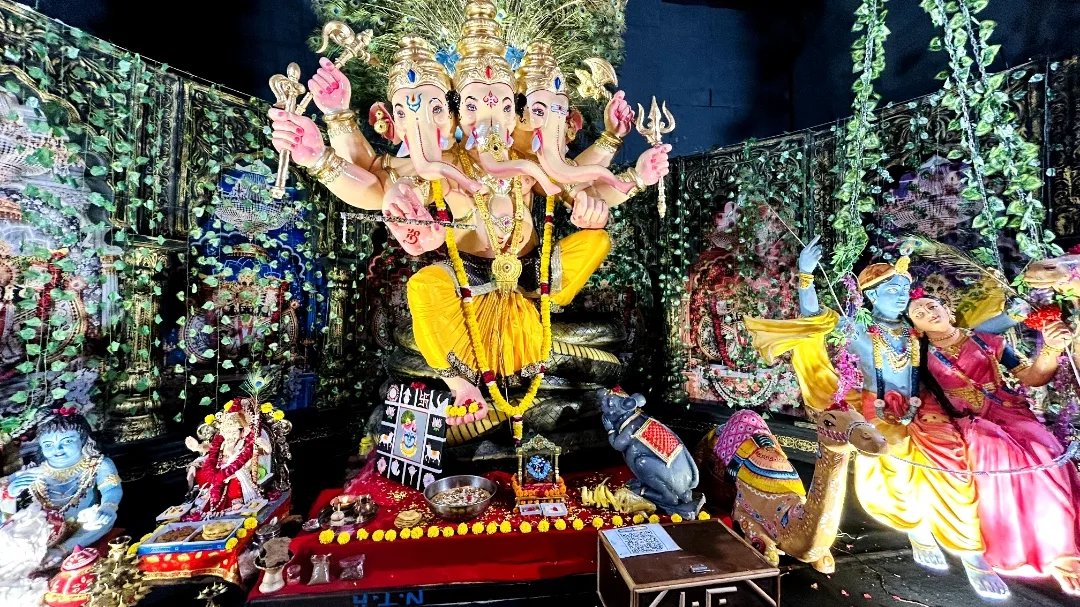 राधाष्टमी पर वृंदावन-सी सजी झांकी, 501 किलो केले का लगाया भोग
