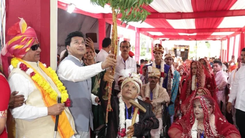 दिव्यांगता नहीं रोक पाई सपनों की डोली, 50 जोड़ों ने थामा एक-दूसरे का हाथ