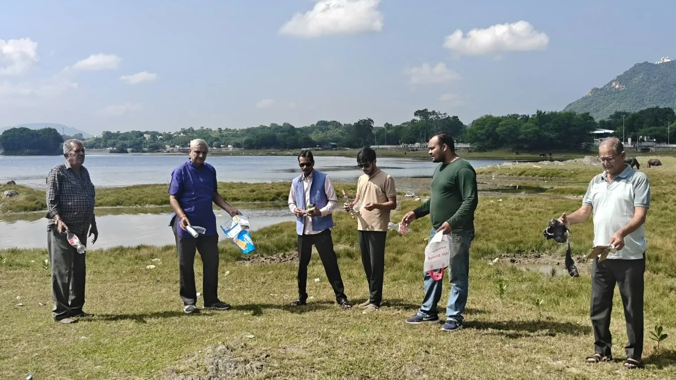 Lake Lovers Clean Fatehsagar Bed on World Cleanup Day