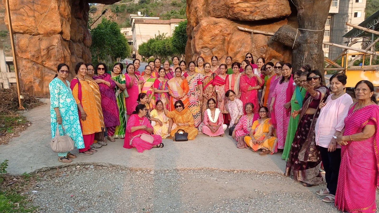 विज्ञान समिति की वरिष्ठ महिला प्रकोष्ठ सदस्यों द्वारा धार्मिक यात्रा