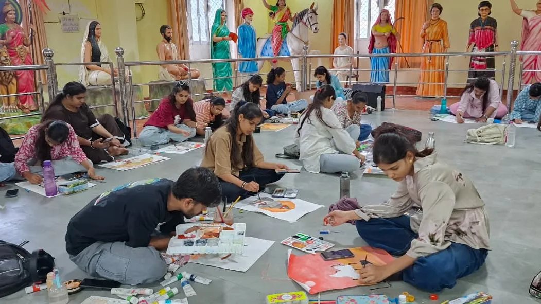 चित्रकला प्रतियोगिता में उमड़ा उत्साह: मानो नन्हें हाथों में सिमट कर धरती के सारे रंग प्रताप गौरव केन्द्र घूमने चले आए हों