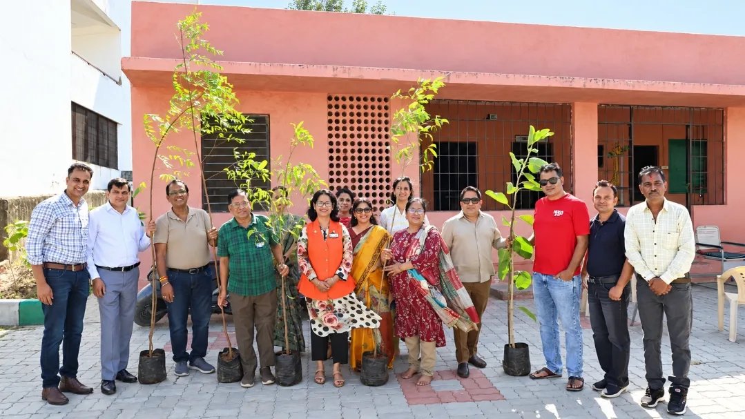 रोटरी एलीट ने विद्यालय में रोपी हरियाली की नई उम्मीद, लगाए 100 उन्नत वृक्ष