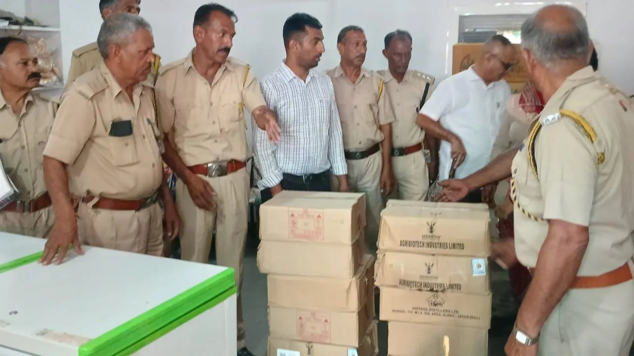 आबकारी आयुक्त के निर्देशन में अवैध मदिरा पर कार्रवाई