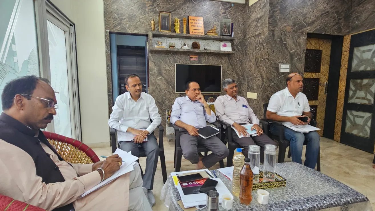 नागरिकों की शिकायतों पर सांसद डॉ रावत ने अधिकारियों के साथ की बैठक, कई मुद्दों पर निवारण के निर्देश दिए