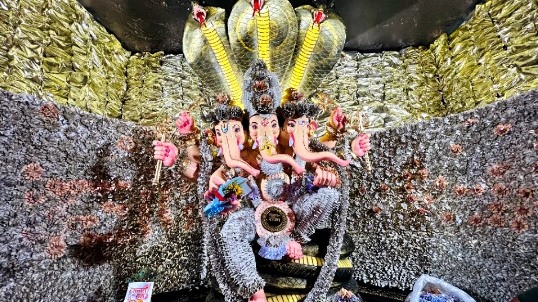 Mannat Wale Raja Adorned With Rs 2.51 Crore Currency Notes