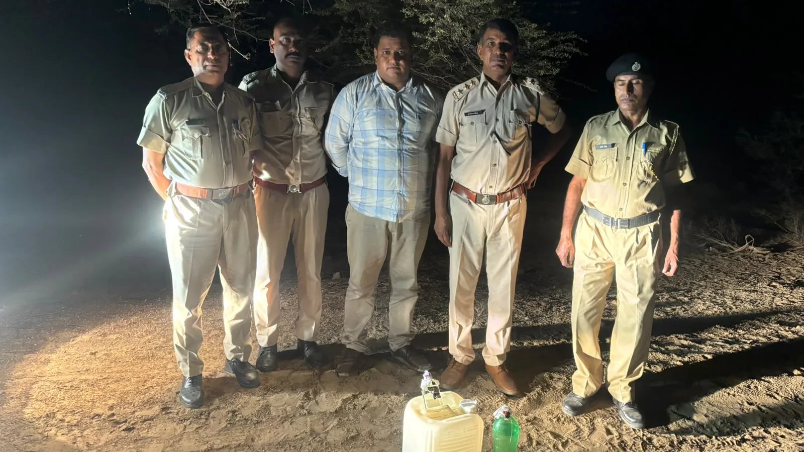 विशेष निरोधात्मक अभियान आबकारी आयुक्त के निर्देशन में अवैध मदिरा पर कार्रवाई 2 लाख 67 हजार लीटर से अधिक वाॅश नष्ट, 309 हुए गिरफ्तार
