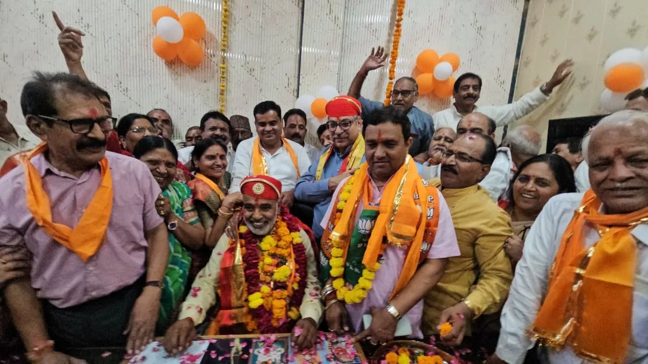 अभिजीत मुहूर्त में दिनेश भटट् ने संभाला उपमहापौर का पदभार