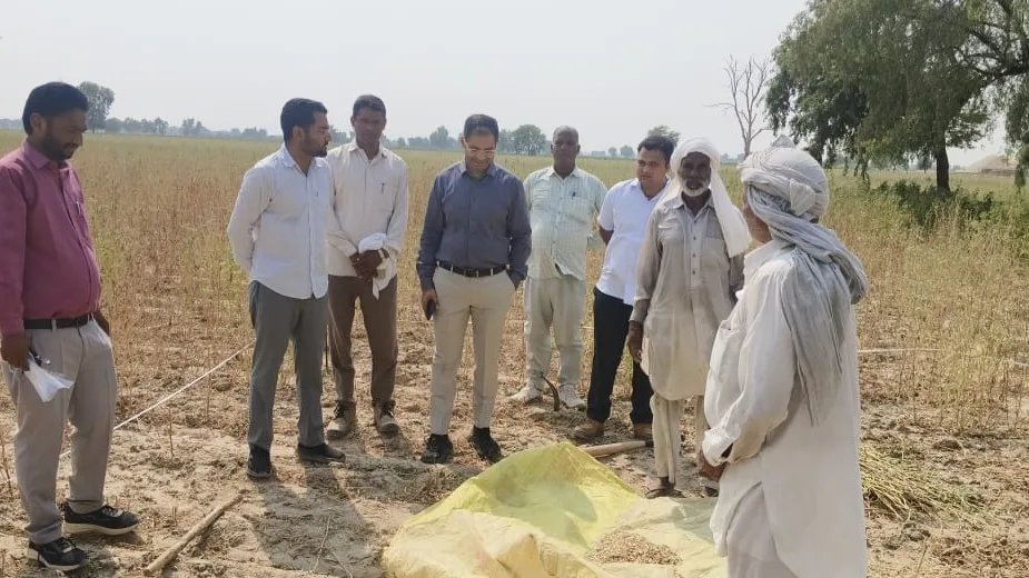 जिला कलक्टर ने किया क्रॉप कटिंग प्रक्रिया का अवलोकन