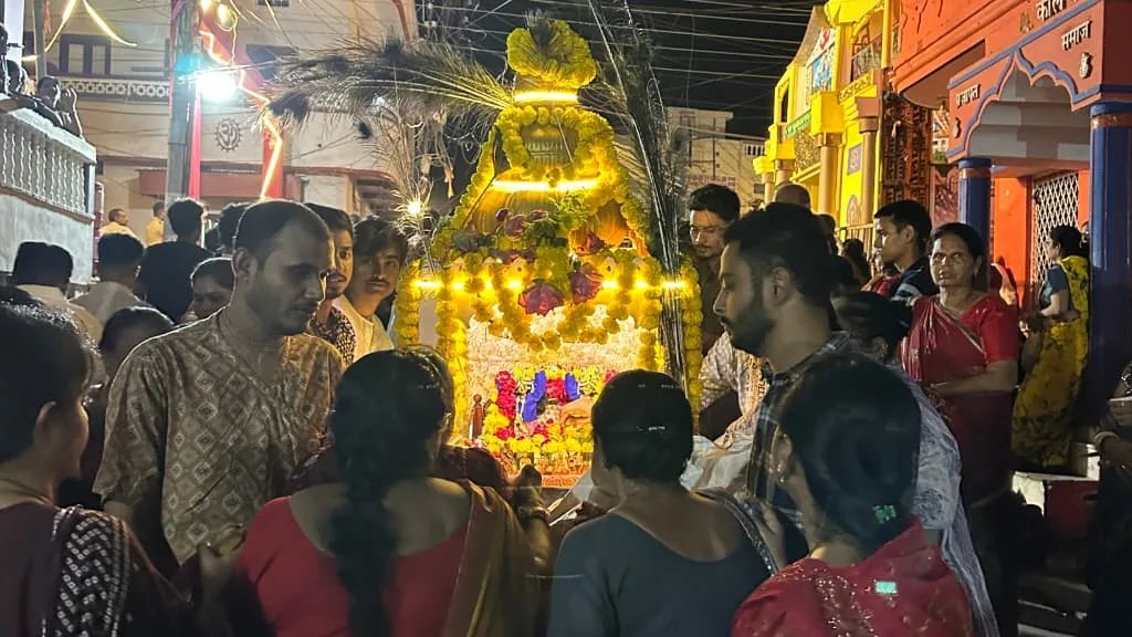 विश्व हरिनाम पखवाड़ा के तहत् नगर भ्रमण उत्सव   “यान्ति देवव्रता देवान् पितॄन् यान्ति पितृव्रताः भूतानि यान्ति भूतेज्या यान्ति मद्याजिनोऽपि माम्॥ :- इस्कॉन बांसवाड़ा