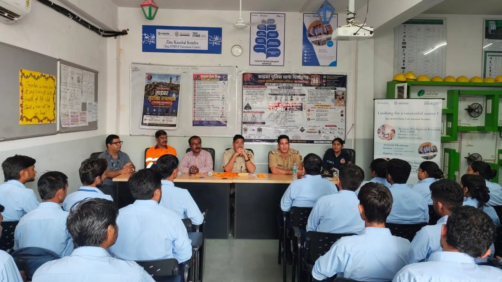 जिंक कौशल केन्द्र के शिक्षार्थियों को साइबर और महिला सुरक्षा के बारे मेें दी जानकारी
