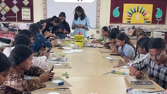 लिप्पन कला कार्यशाला में 40 विद्यार्थियों ने सीखी पारंपरिक कला