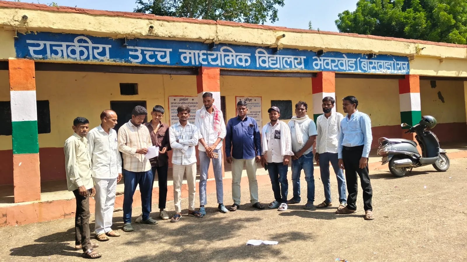 ग्रामीण जिला प्रशासन, उपखण्ड अधिकारी, ओर मुख्य जिला शिक्षा अधिकारी को बुलाने पर अड़े