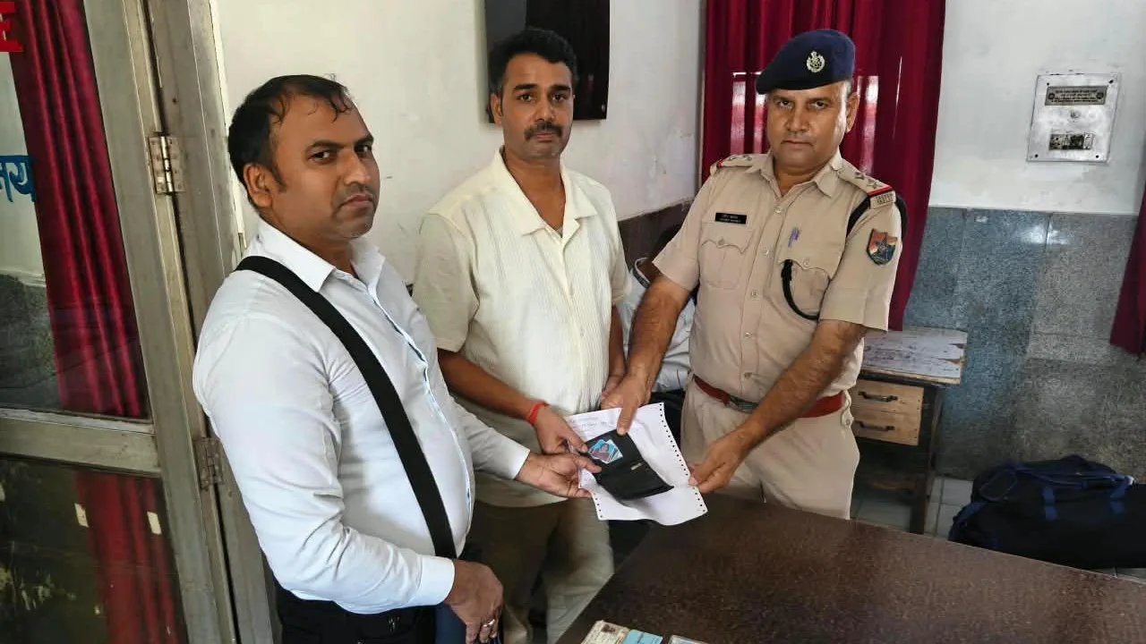 जम्मू मंडल के कर्मचारियों ने पेश की ईमानदारी की मिसाल, यात्री का खोया पर्स लौटाया