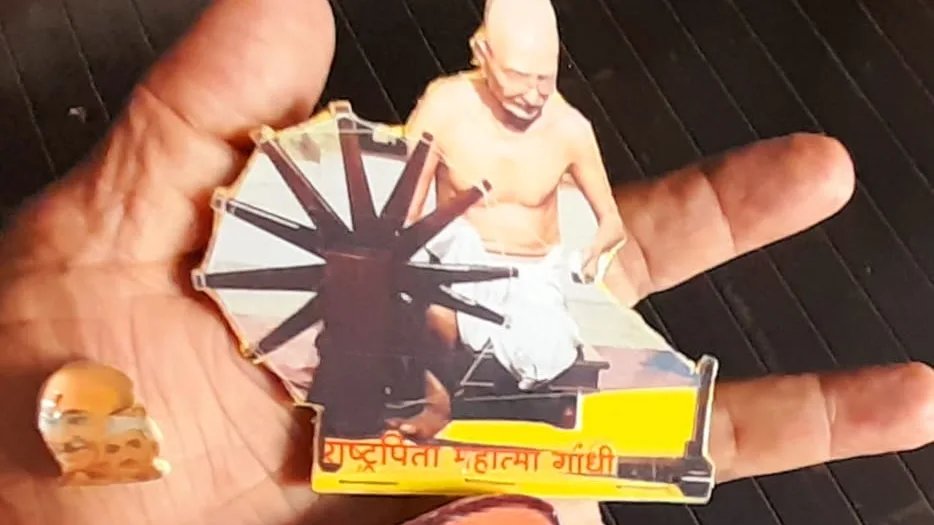 सूक्ष्म पुस्तिका में गांधी-शास्त्री को अनूठी श्रद्धांजलि अर्पित