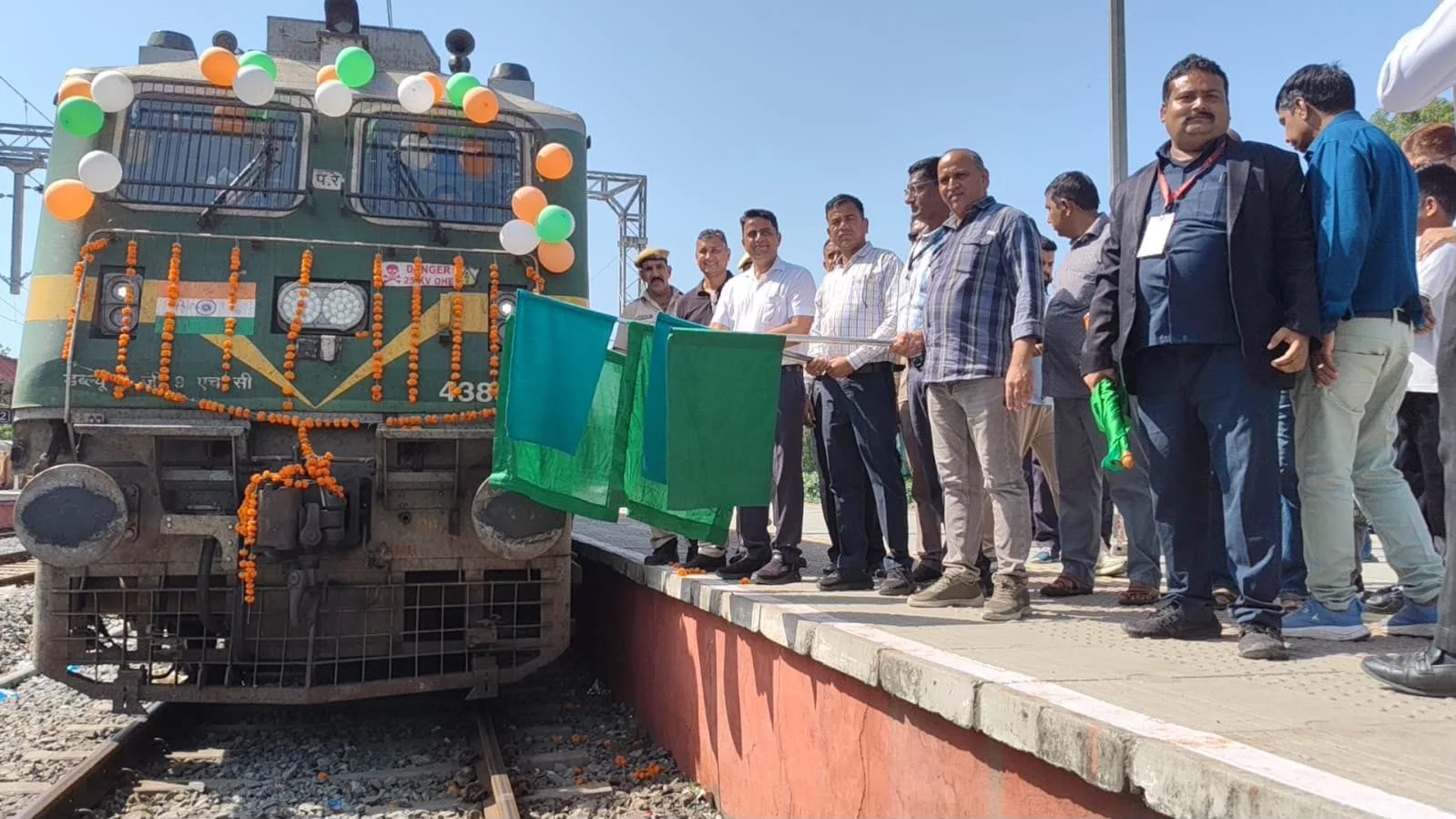 जगन्नाथ स्वामी की जय के जयकारों के साथ जगन्नाथपुरी रवाना हुए वरिष्ठ नागरिक