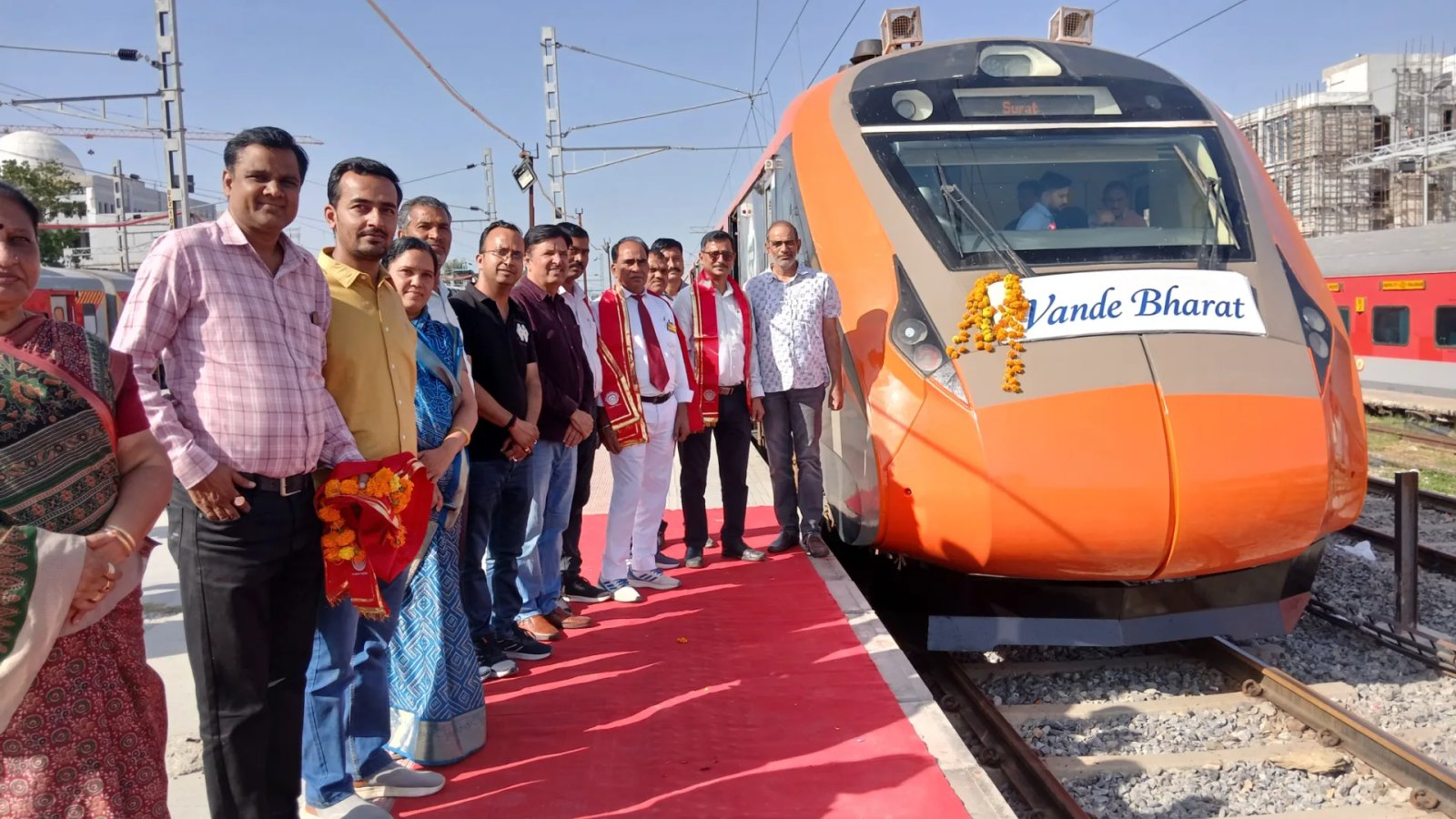 उदयपुर सूरत वंदे भारत एक्सप्रेस हुई रवाना, लोको पायलट एवं अधिकारियों का किया स्वागत, हरी झंडी दिखाई