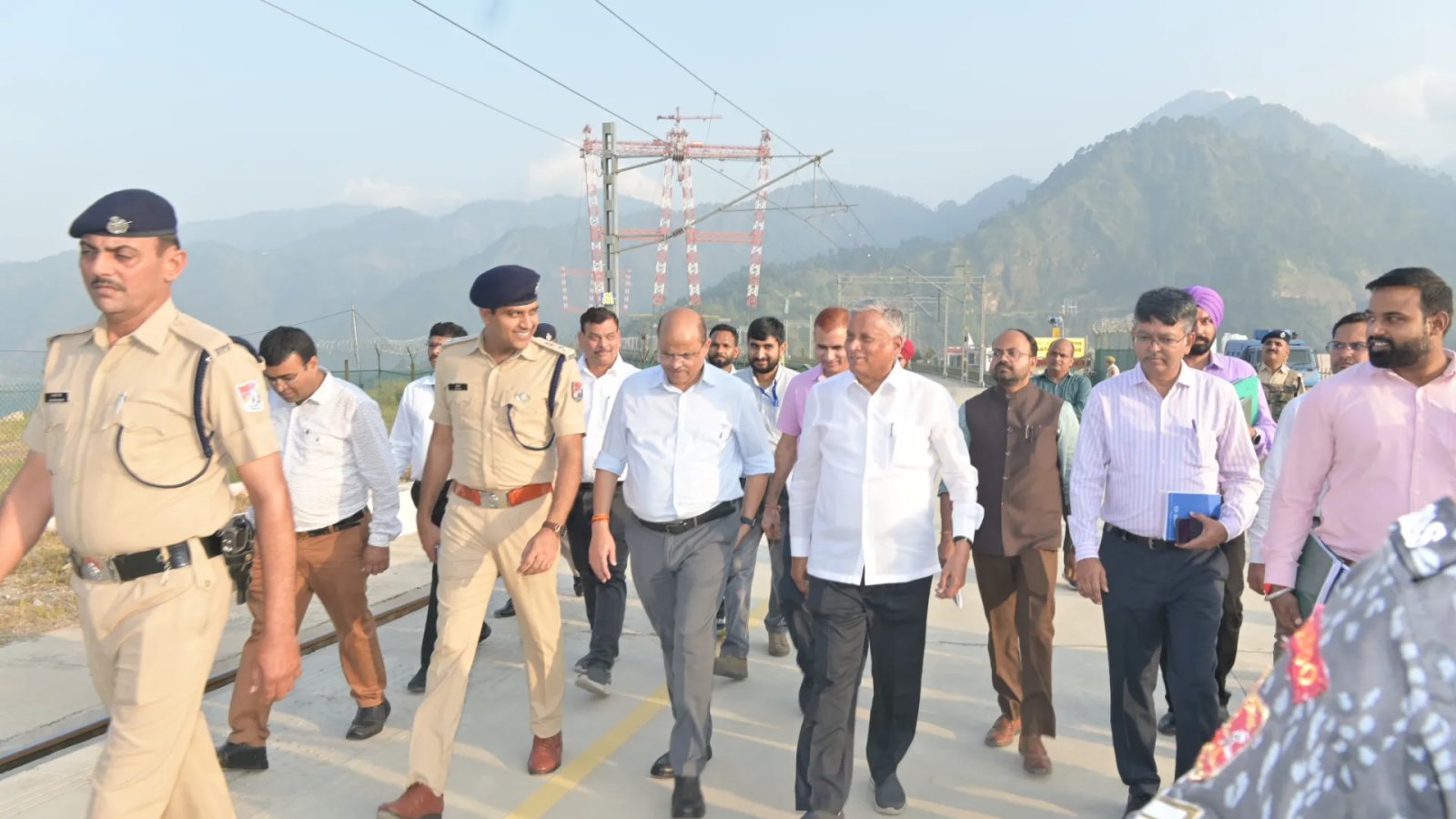माननीय रेल राज्य मंत्री श्री वी. सोमन्ना ने किया चिनाब और अंजी ब्रिज का निरीक्षण