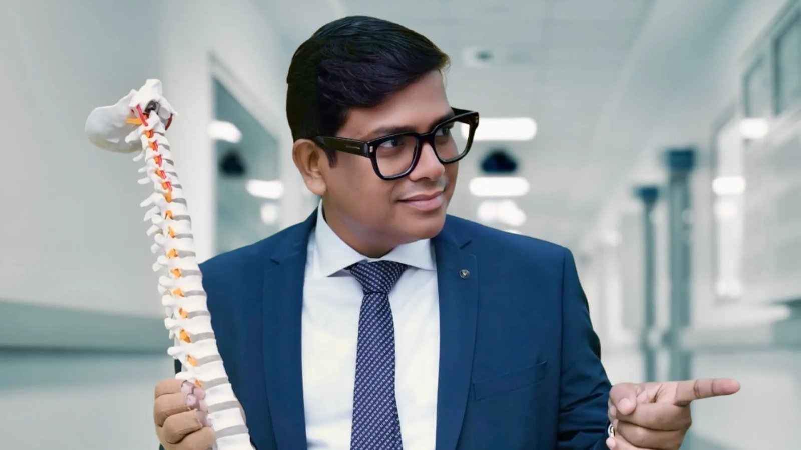 पिता ईंट ढोते थे, बेटा आज 30 हजार में एक सेशन करता है - फिर भी गरीबों का मुफ्त इलाज