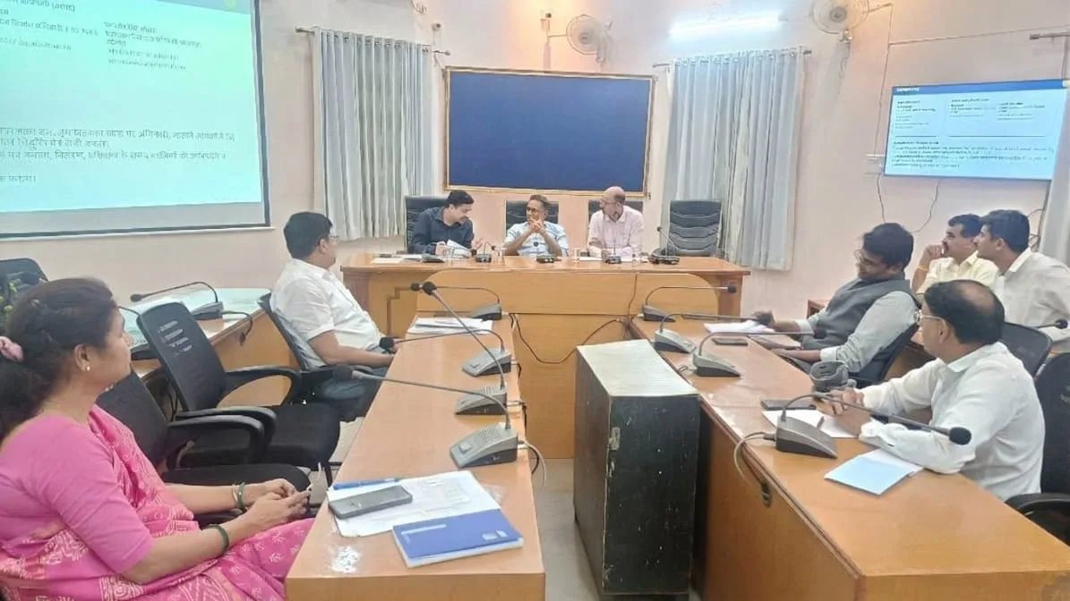 जिला निर्वाचन अधिकारी ने ली प्रकोष्ठ प्रभारियों-सह प्रभारियों की बैठक