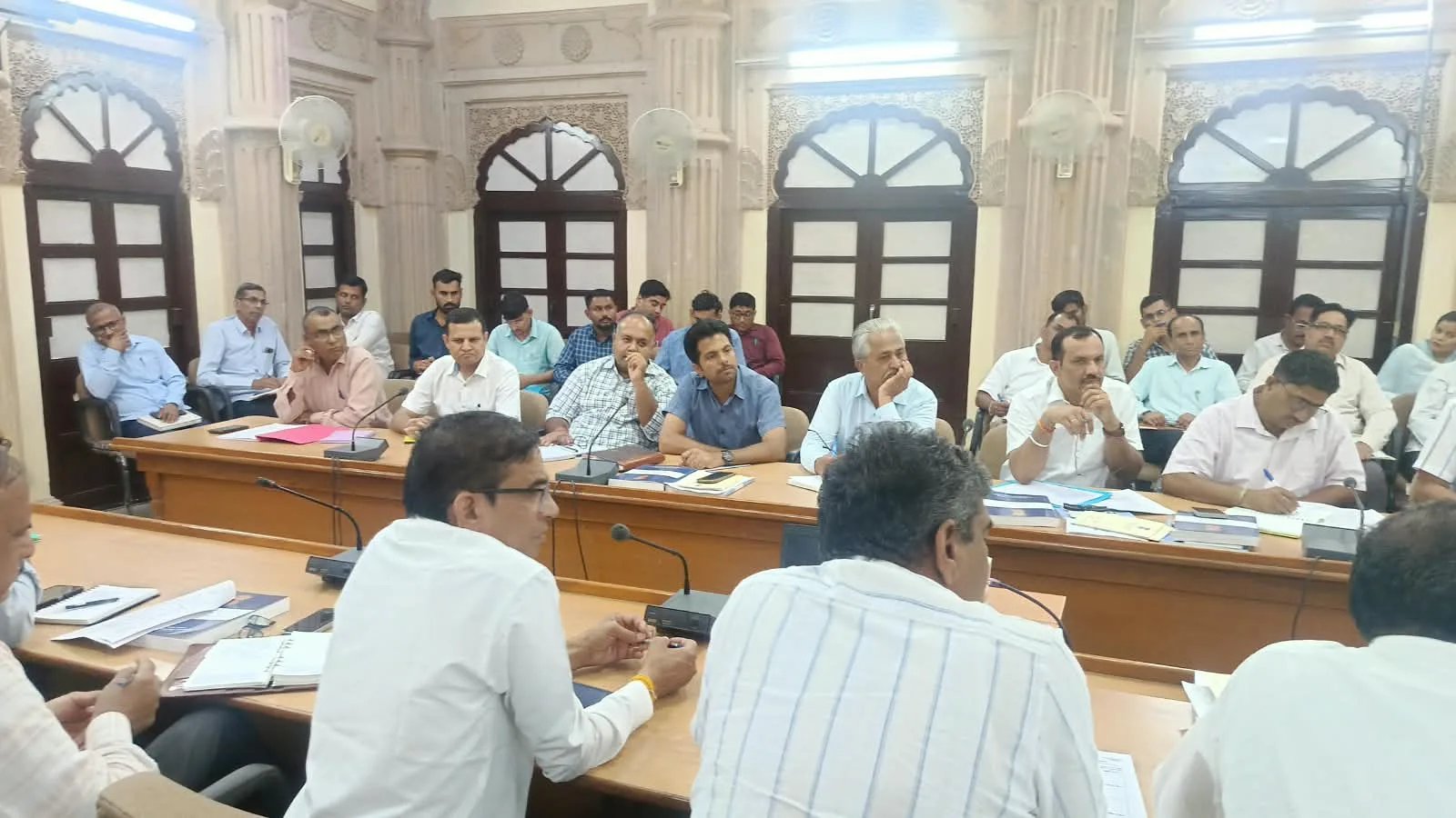 प्रकोष्ठ प्रभारी एवं सह प्रभारी अधिकारी निर्धारित समय-सीमा में चुनाव संबंधी कार्य करें — जिला निर्वाचन अधिकारी