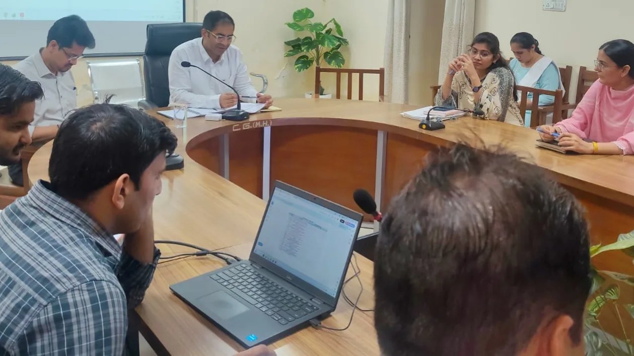 लम्बित प्रकरणों का समयबद्ध निस्तारण सुनिश्चित करें अधिकारी