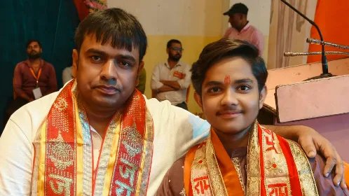 रामलीला कमेटी के मंच पर आर्यन बाबू के भजनों ने बांधा समां, संजय भूषण कुशवाहा सम्मानित