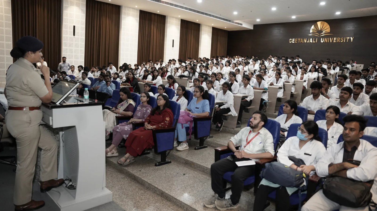 आईपीएस अधिकारियों ने विद्यार्थियों को समझाए नशे के कानूनी परिणाम, गीतांजलि मेडिकल कॉलेज में जागरूकता सत्र आयोजित.