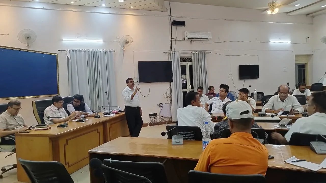 मान्यता प्राप्त राजनीतिक दलों के प्रतिनिधियों और संभावित प्रत्याशियों को नामांकन प्रक्रिया की दी विस्तृत जानकारी