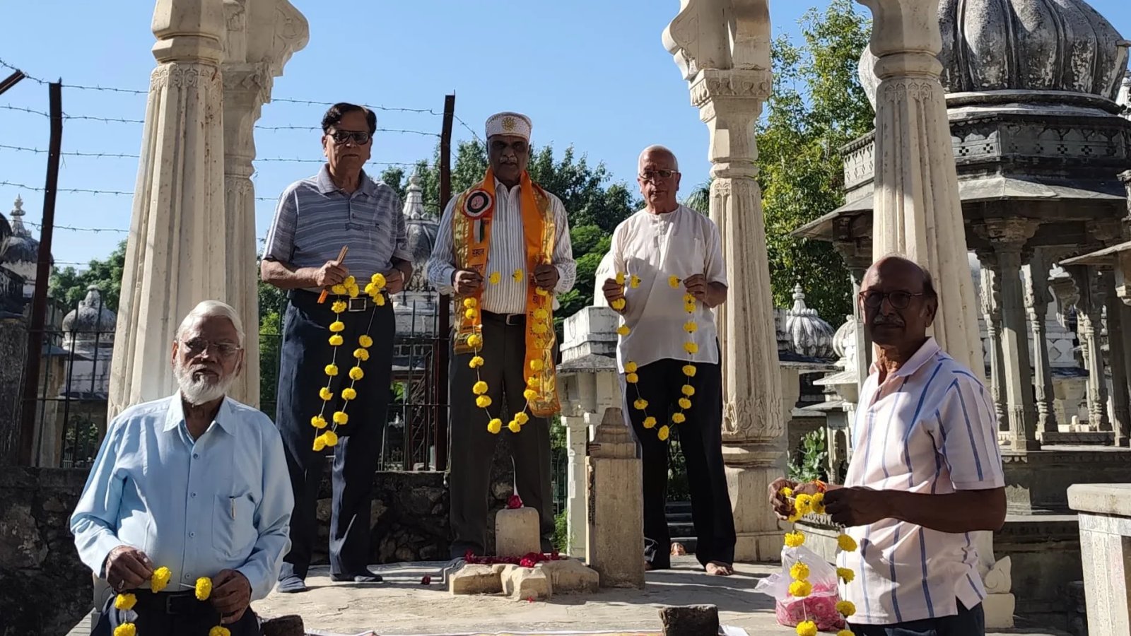 ठाकुर अमर चंद बड़वा जयंती पर पुष्पांजलि कार्यक्रम: चौराहे पर नामकरण पट्टिका शीघ्र लगाने की यूडीए से अपील