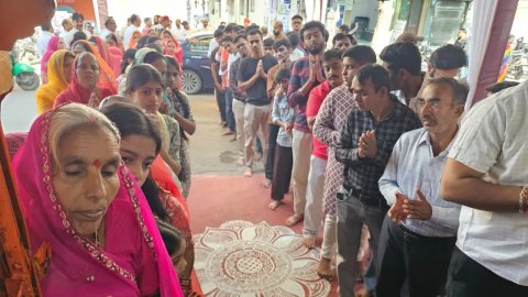 अभिजीत मुहूर्त में कालकामाता मंदिर में हुई घट स्थापना, दर्शन को उमड़ा श्रद्धालुओं का सैलाब