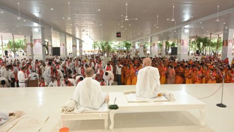 आचार्य महाश्रमण के चातुर्मास 2032 का निवेदन करने लाडनूं पहुंची बसें