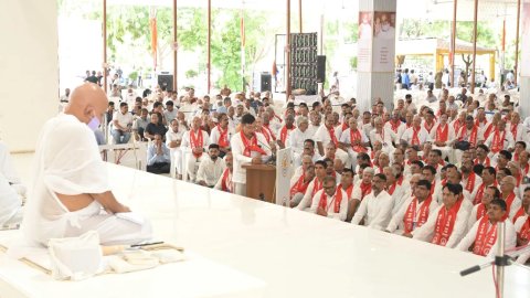 आचार्य महाश्रमण के चातुर्मास 2032 का निवेदन करने लाडनूं पहुंची बसें