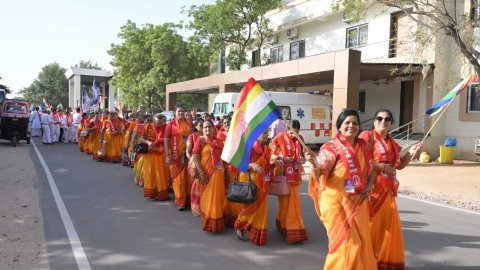 आचार्य महाश्रमण के चातुर्मास 2032 का निवेदन करने लाडनूं पहुंची बसें