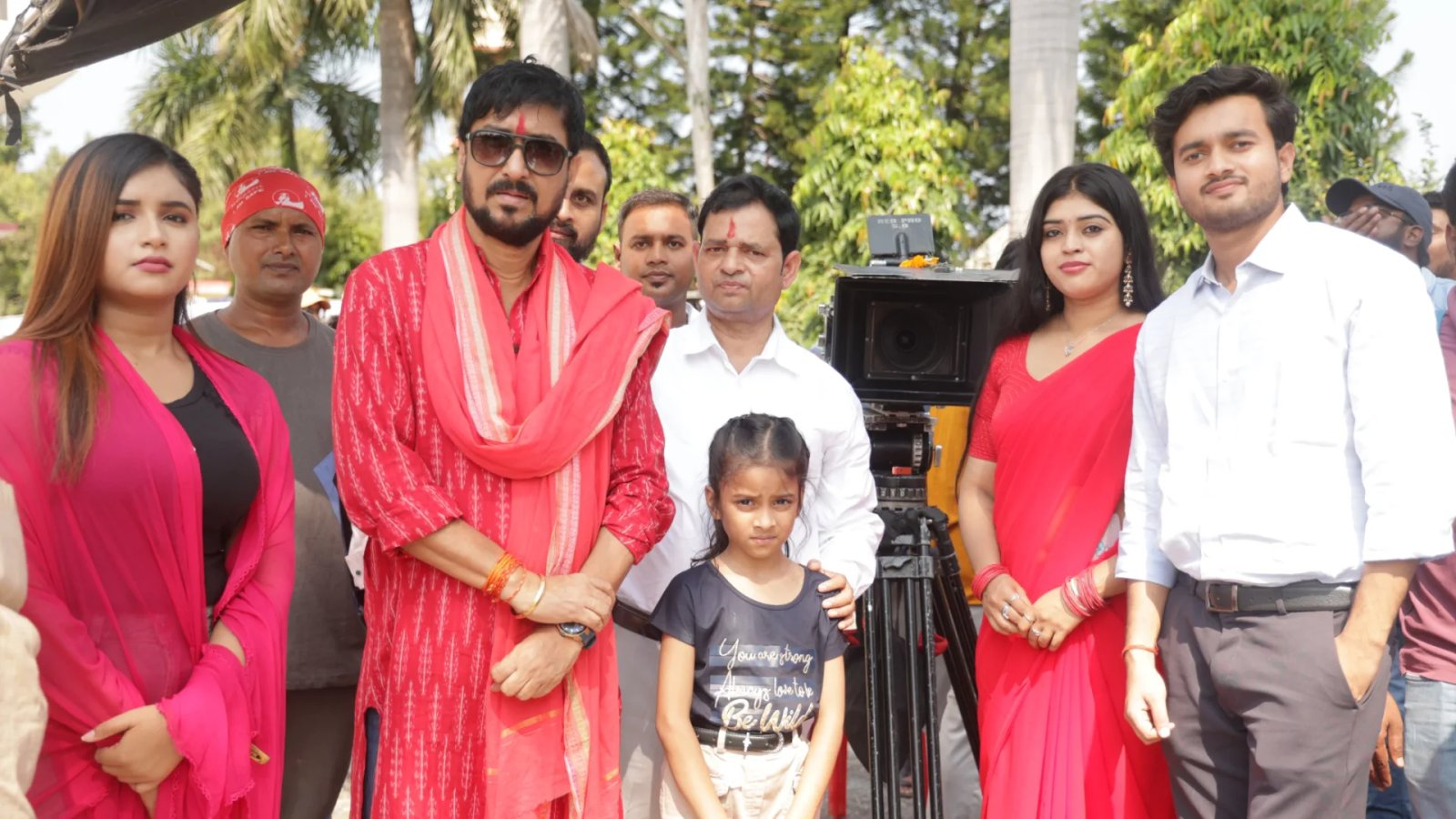 निर्देशक आर के शुक्ला की भोजपुरी फिल्म दर्पण झूठ ना बोले की शूटिंग बस्ती में शुरू, पूर्व मंत्री राज किशोर सिंह ने किया मुहूर्त !