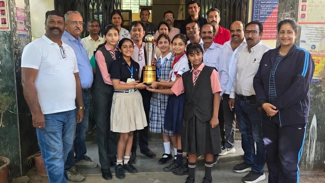 राज्य विजेता टेबल टेनिस टीम ने जिला शिक्षा अधिकारी को भेंट की विजेता ट्रॉफी