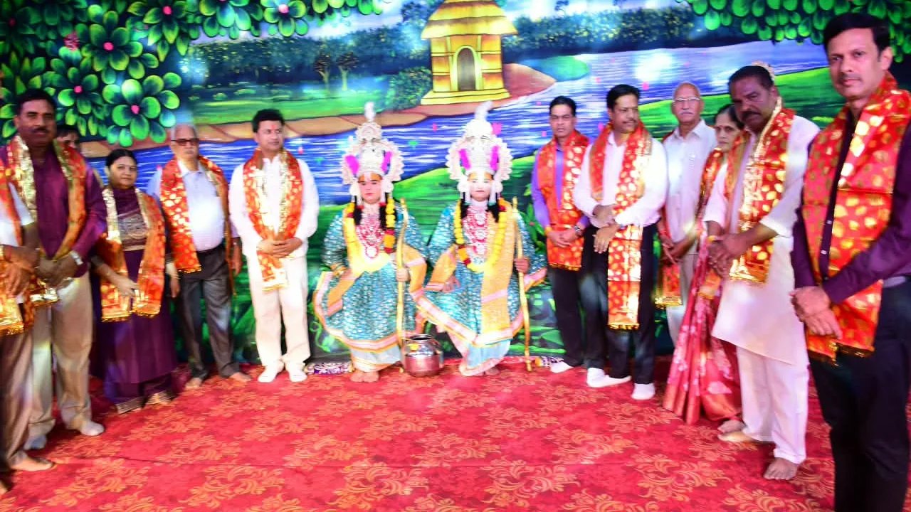 तेहि छन राम उठाइ धनु लीन्हा। दामति दामिनि जिमि घन कीन्हा॥