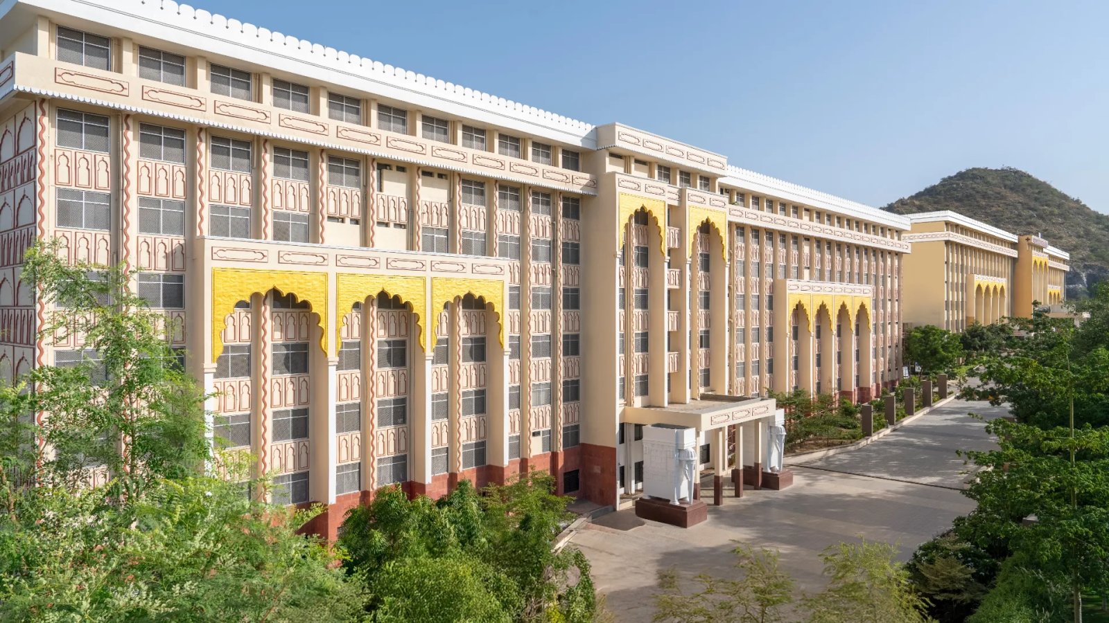 गीतांजलि हॉस्पिटल में पैंक्रियाटाइटिस की जटिल सर्जरी, पैंक्रियास से निकालीं 10 से अधिक पथरियां