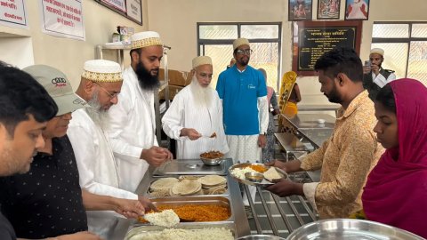 विश्व खाद्य दिवस पर दाऊदी बोहरा समाज की अनूठी पहल, जनरल हॉस्पिटल में मरीजों के परिजनों को कराया भोजन