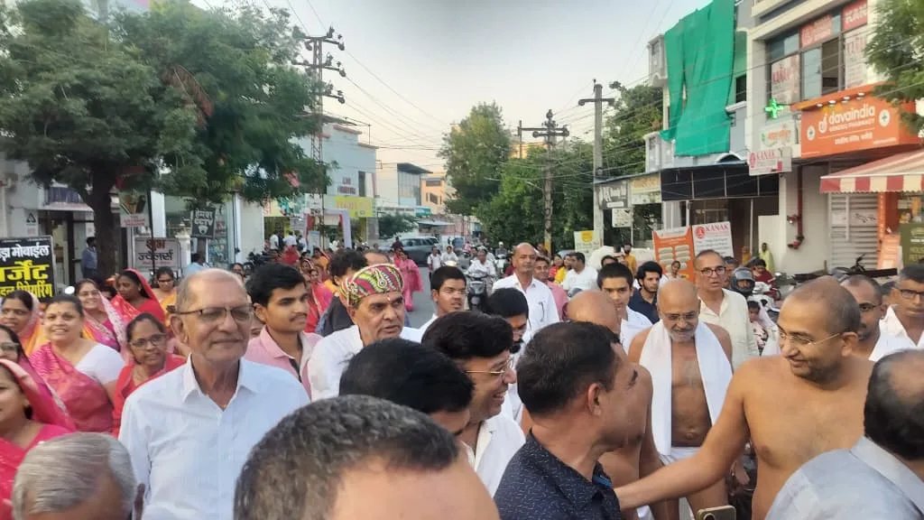 सेक्टर-14 में गूंजे जयकारे, मुनि श्री आदित्य सागर जी ससंघ का भव्य मंगल प्रवेश