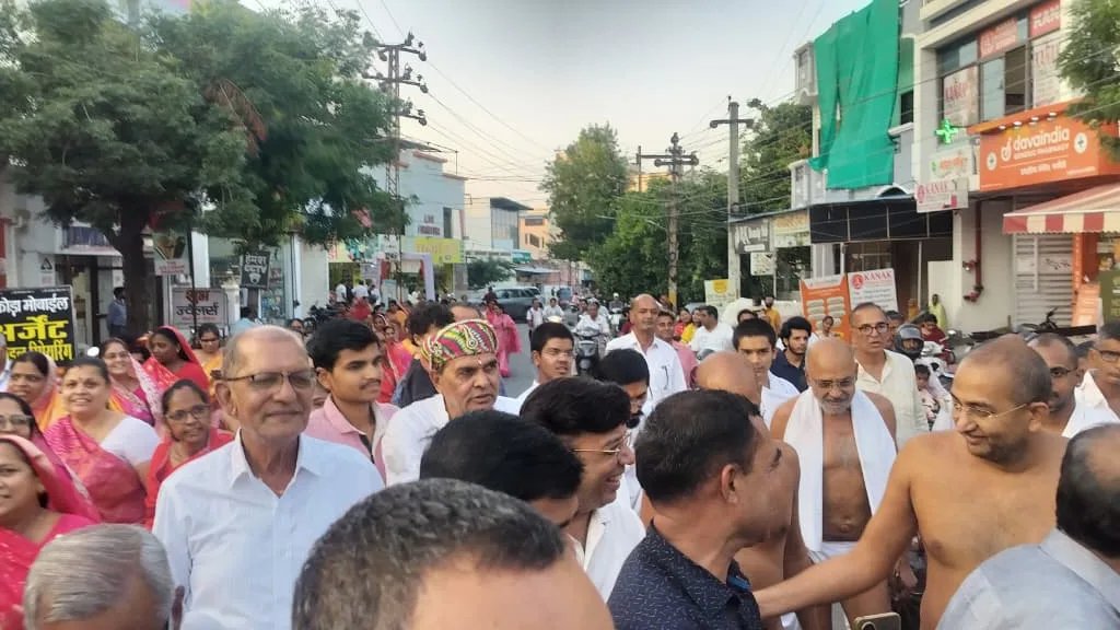 सेक्टर-14 में गूंजे जयकारे, मुनि श्री आदित्य सागर जी ससंघ का भव्य मंगल प्रवेश