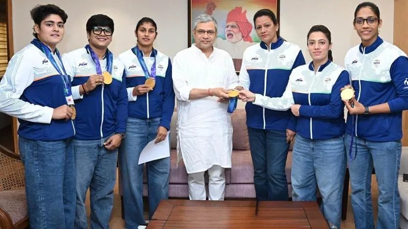 केंद्रीय मंत्री अश्विनी वैष्णव ने रेल भवन में एशियाई खेल 2026 में स्वर्ण पदक जीतने वाली भारतीय महिला कबड्डी टीम से की मुलाकात