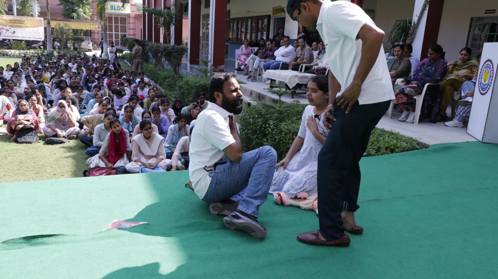 गुरुनानक गर्ल्स कॉलेज में नशा मुक्ति जागरूकता नाटक आयोजित